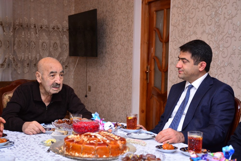 Seymur Orucov şair Qurban Həmidoğlunu evində ziyarət edib/ FOTO